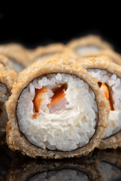 油炸天妇罗寿司卷设置近距离选择性聚焦。日本传统食品，餐厅菜单背景图片下载