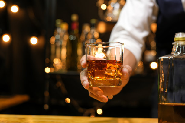 调酒师在吧台上倒威士忌，图片下载