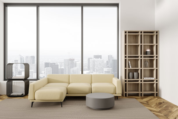 室内配有沙发、装饰架和全景窗图片下载