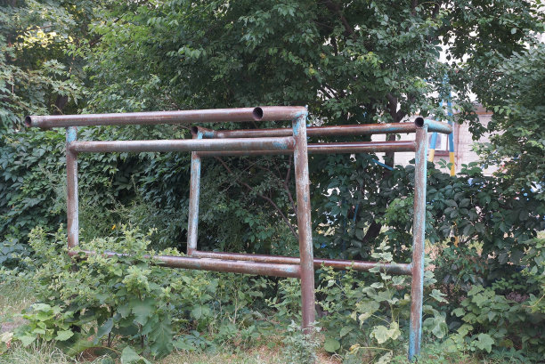 用棕色金属管做成的旧运动酒吧图片下载