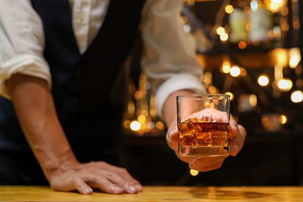 调酒师在吧台上倒威士忌，图片下载