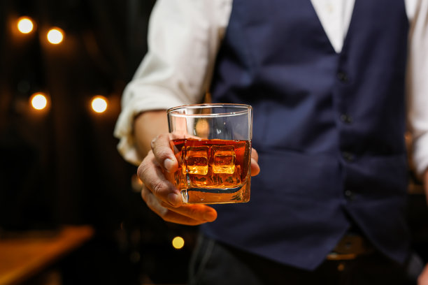 调酒师在吧台上倒威士忌，图片下载