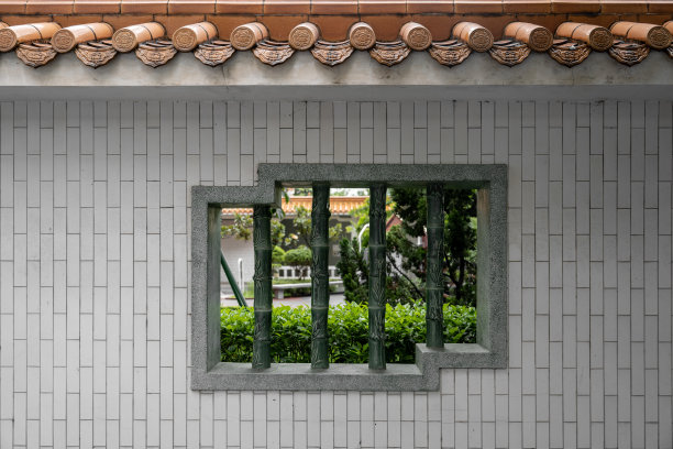 城市自然公园墙壁上的几何窗图片下载