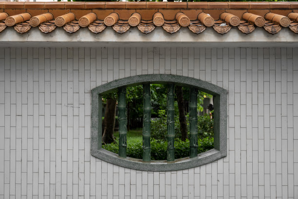 城市自然公园墙壁上的几何窗图片下载