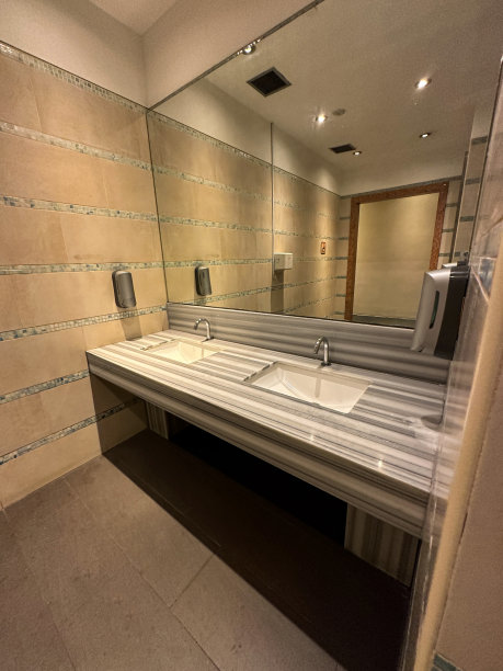 形象的排，陶瓷矩形水槽融入公共卫生间大理石效果柜台，墙镜，重点前景图片下载