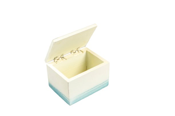 空开木制礼盒孤立在白色背景。图片下载