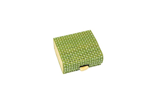 手工礼品盒与小棒在孤立的白色背景图片下载