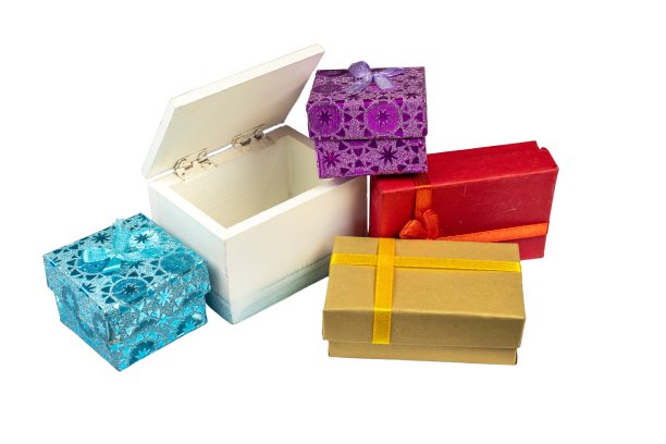 礼品盒的各种大小和颜色隔离在一个白色的背景。图片下载