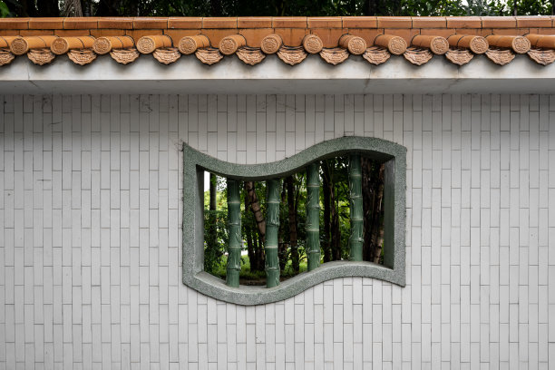 公园墙上的几何窗户图片下载