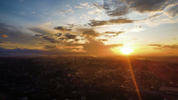 鸟瞰城市上空云层上的日落图片下载