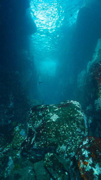 火山岛上的水下小巷图片下载