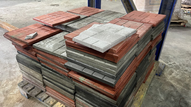 由回收垃圾制成的铺路板图片下载