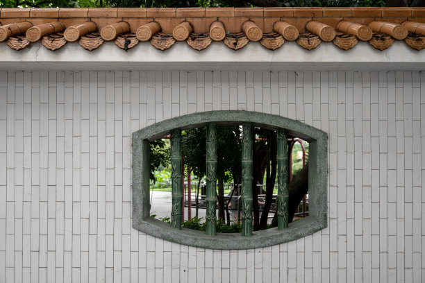 城市公园墙壁上的几何窗户图片下载