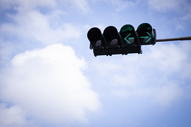 明亮的天空背景上的交通灯图片下载