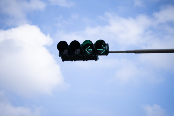 明亮的天空背景上的交通灯图片下载