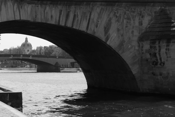 塞纳河上的人行道图片下载