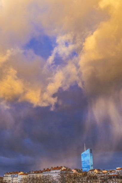 现代建筑左岸罗纳河晚霞法国里昂图片下载