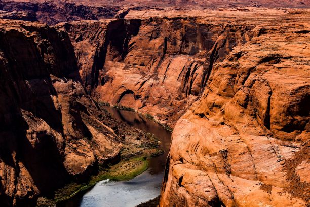 亚利桑那州马蹄形弯道的鸟瞰图，展示了峡谷令人惊叹的景观图片下载