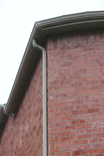 有排水沟系统和落水管的住宅一侧，以便排水图片下载