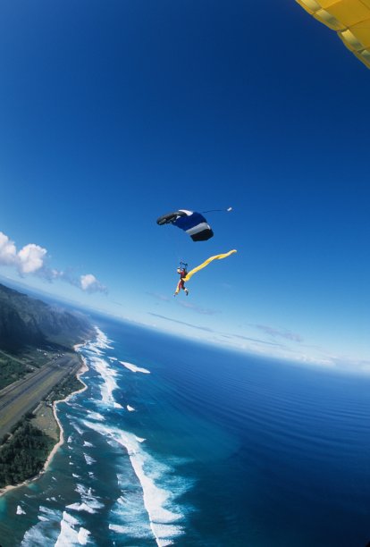 跳伞者在沿海景观上空翱翔图片下载