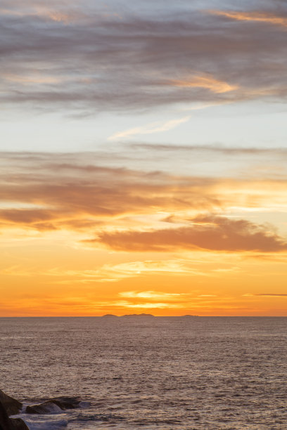 巴西里约热内卢Arpoador石上的日出。图片下载