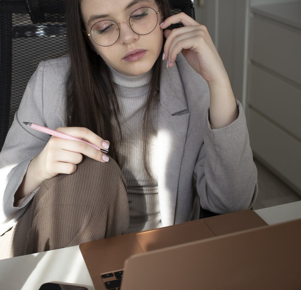 少女在家准备考试图片下载