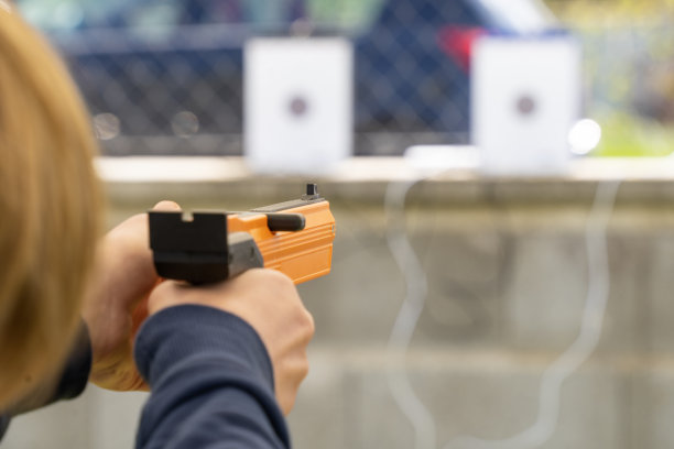 手持激光运动手枪，同时瞄准图片下载