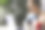 放松的女士在笔记本电脑上观看在线内容的肖像，戴着眼镜矫正近视视力和年龄健康视力。现代女性喜欢在家里的桌子上玩电脑，放松一下。注意图片下载