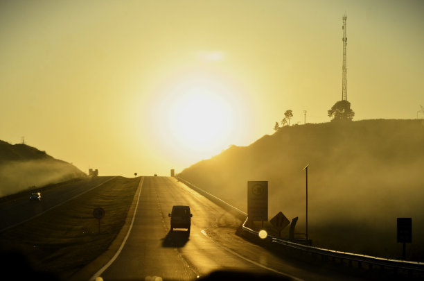 早晨，太阳从高速公路上冉冉升起图片下载