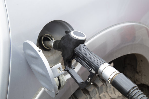 一个人用手枪加油图片下载