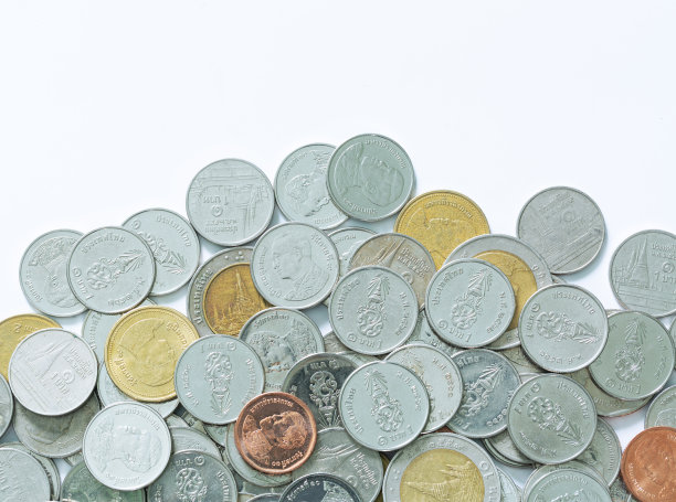 泰铢硬币孤立白色背景，硬币堆在白色背景上。钱币用于金融、商业。俯视图图片下载