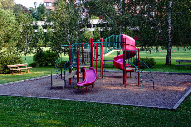 附近的操场图片下载