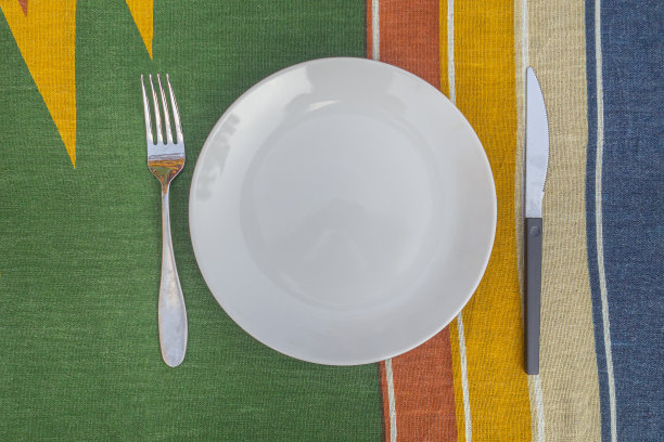 花园餐桌上的餐盘、餐叉、餐刀俯视图。图片下载