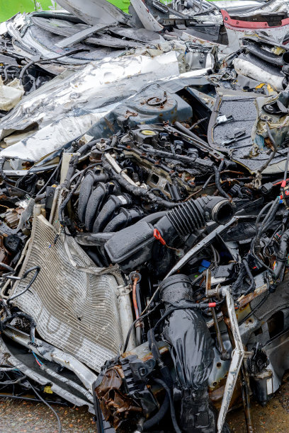 一辆严重损毁的汽车前图片下载