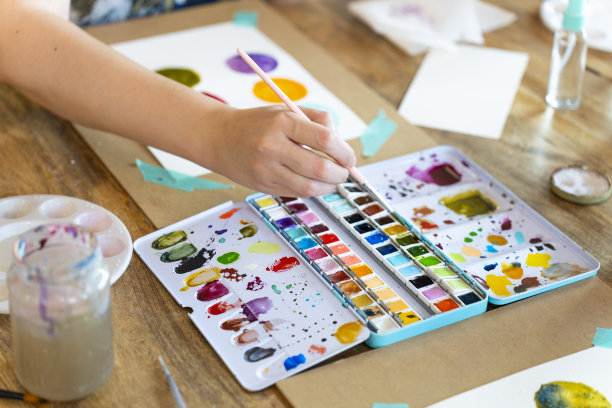 水彩车间。艺术探索:学生潜入水彩画的世界图片下载