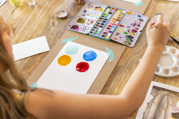 水彩车间。创意水彩班:用激情和技巧绘画图片下载