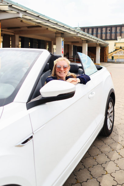 年轻，美丽，快乐的女人开着敞篷车图片下载