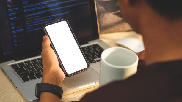 在工作场所喝咖啡和使用智能手机的人的特写。文本的空白屏幕。图片下载