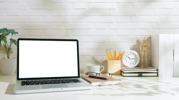 工作台和笔记本电脑。复制空间和空白屏幕。图片下载