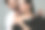 男人把优雅的项链给美丽的女人在灰色背景，特写图片下载