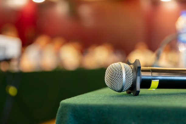麦克风放在会议桌上，等待有人发言图片下载