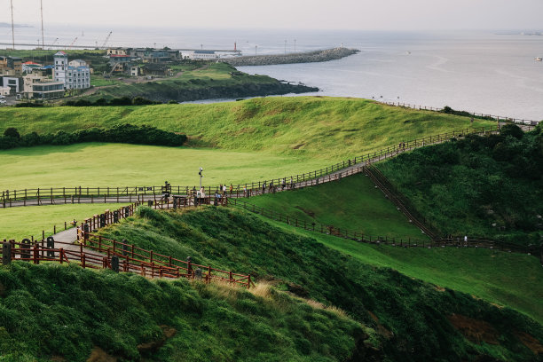 从韩国济州岛的星山一丘峰山上俯瞰。图片下载