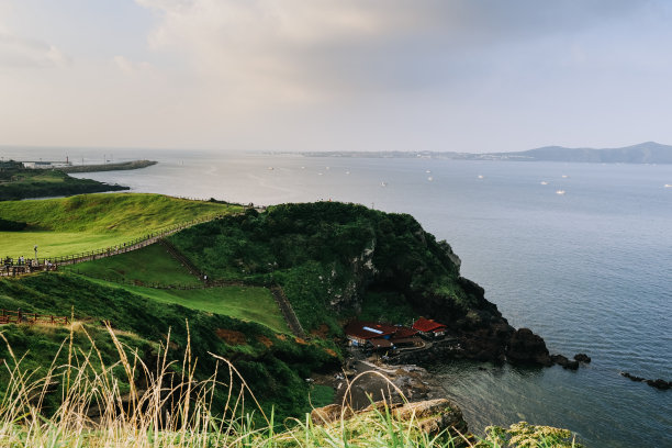从韩国济州岛的星山一丘峰山上俯瞰。图片下载