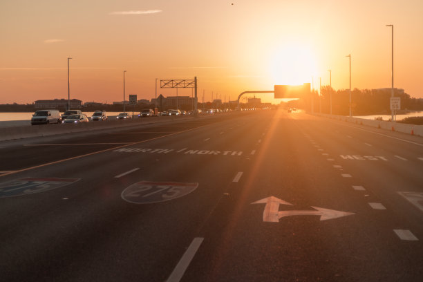 日出时高速公路上的车辆图片下载