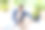 自信的男人坐在沙发上，在家里用笔记本电脑图片下载