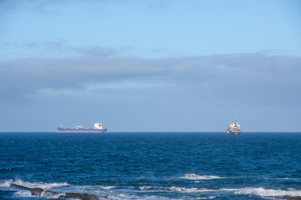 在海上航行的货船。图片下载