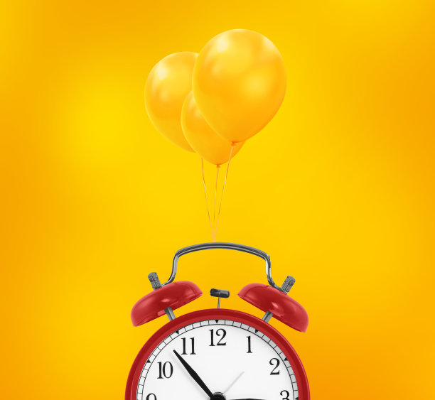 红色闹钟与三个气球一起飞。图片下载