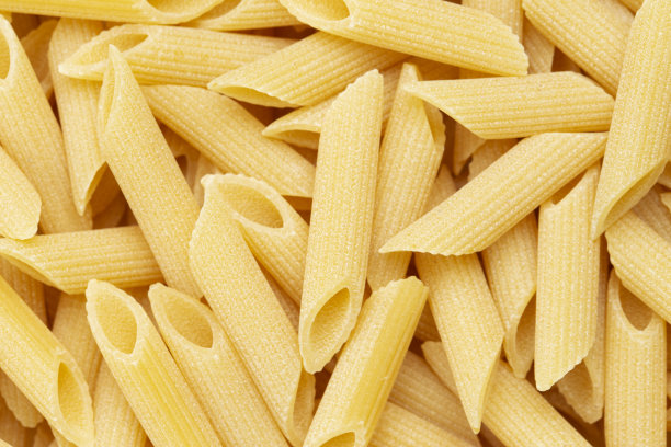 Pennette rigate。生面食的背景。图片下载