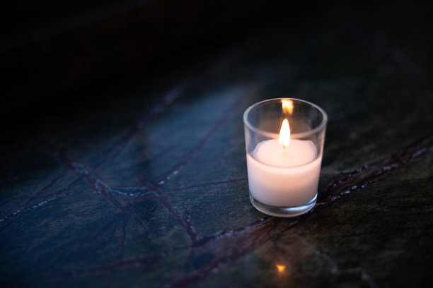 鲜花仪式设计：玫瑰、蜡烛、蛋糕等婚礼装饰图片下载