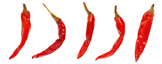 一罐罐装黄瓜，孤立在白色背景上，全景深。腌黄瓜。文件包含剪辑路径。图片下载